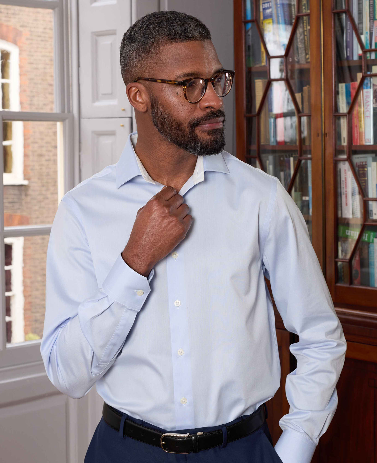 Men's Sky Blue Two-Ply Cotton Slim Fit Formal Shirt With Single Cuffs model image