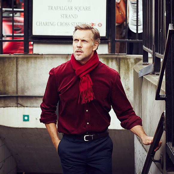 How should men wear scarves?