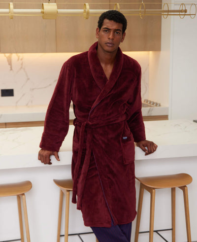 burgundy piped fleece dressing gown mdg939bur model image 2